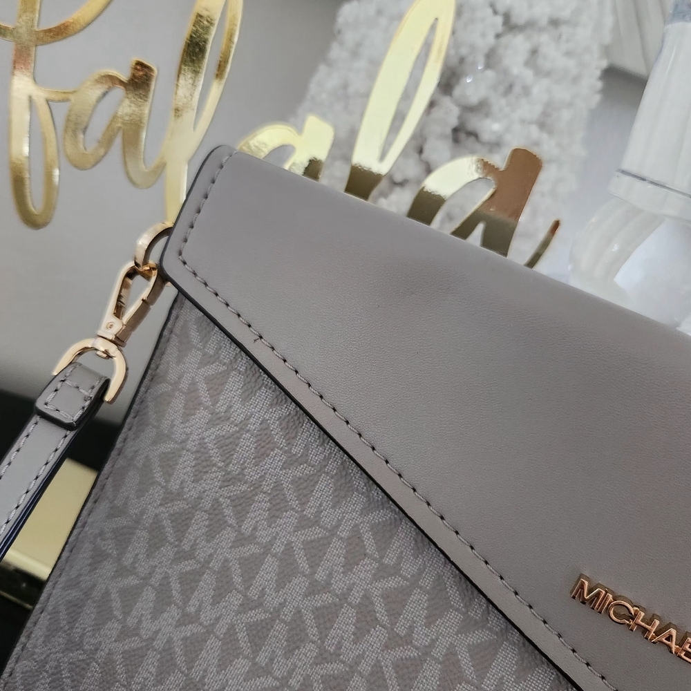 MK Envelope Large Clutch/Wrislet NWOT Gorgeous elegant thin wrislet - Picture 5 of 7